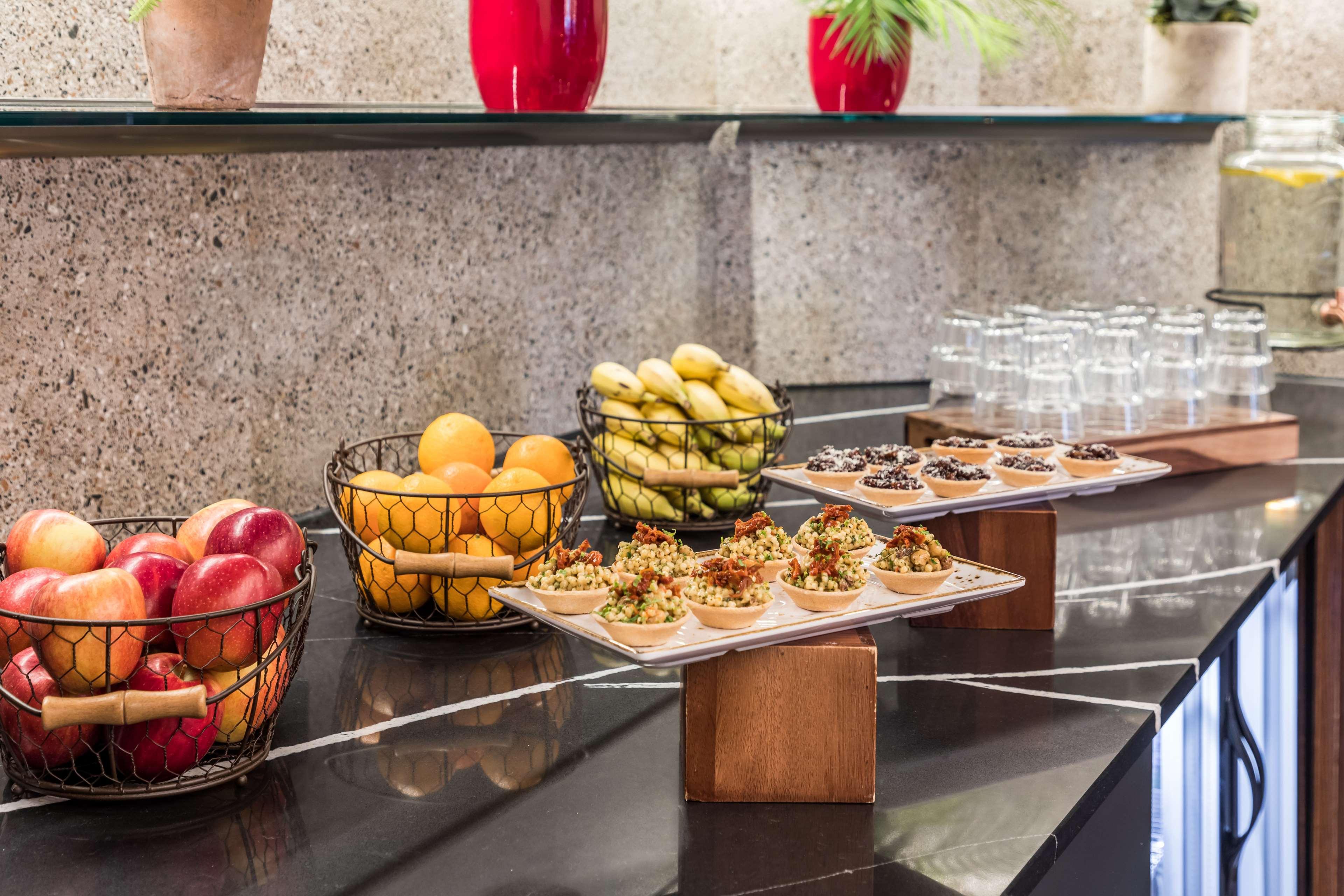 哈姆斯沃思 Radisson Red London Heathrow酒店 外观 照片 Breakfast buffet at the hotel