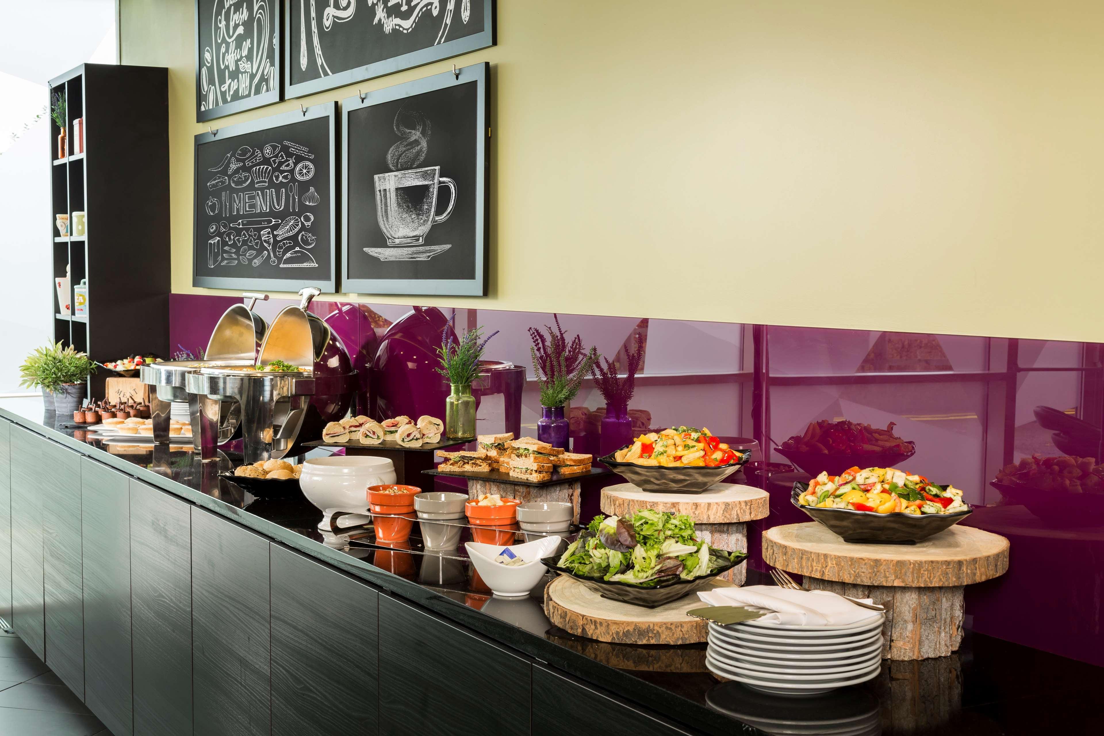 哈姆斯沃思 Radisson Red London Heathrow酒店 外观 照片 Breakfast buffet at a hotel