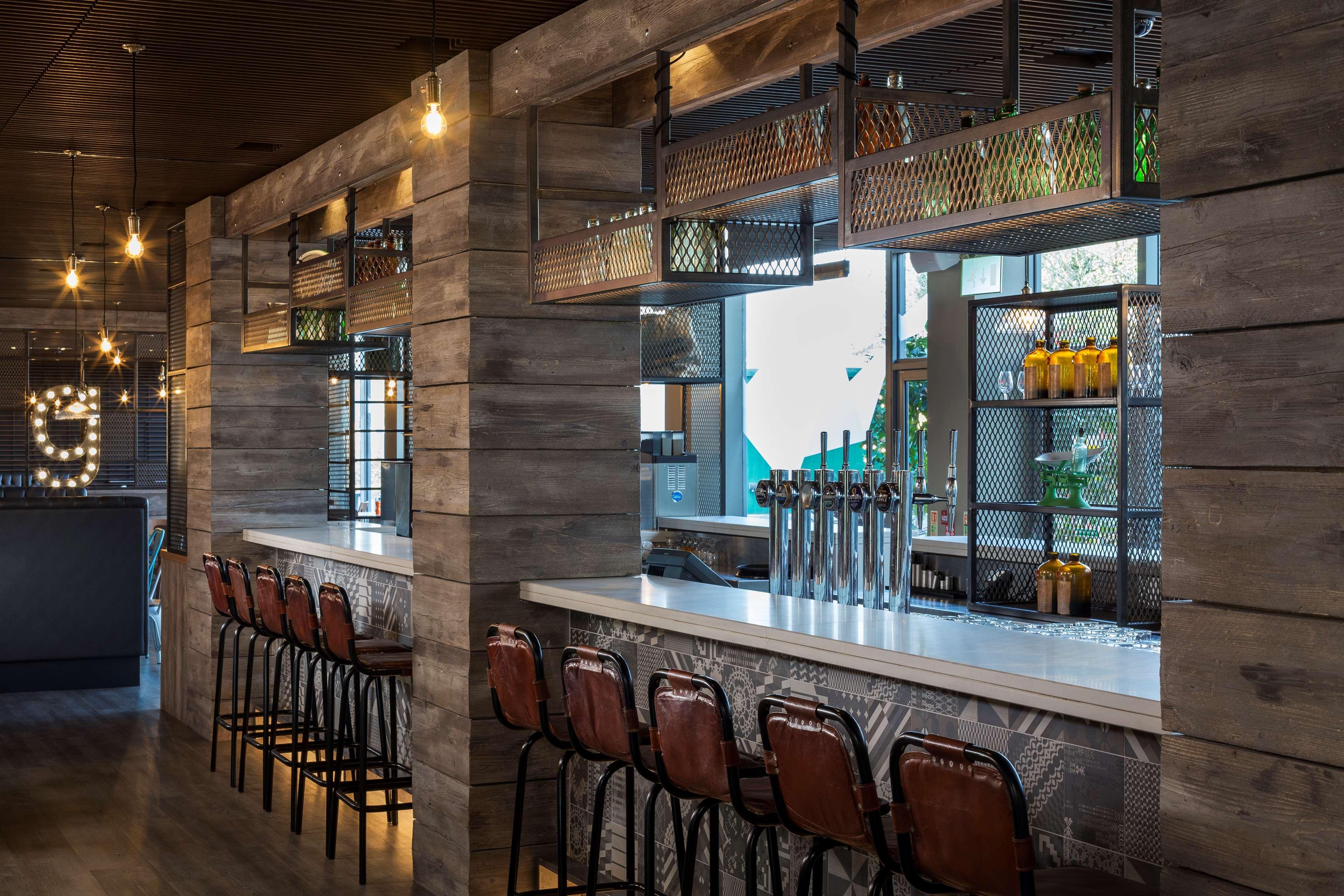 哈姆斯沃思 Radisson Red London Heathrow酒店 外观 照片 The interior of the bar