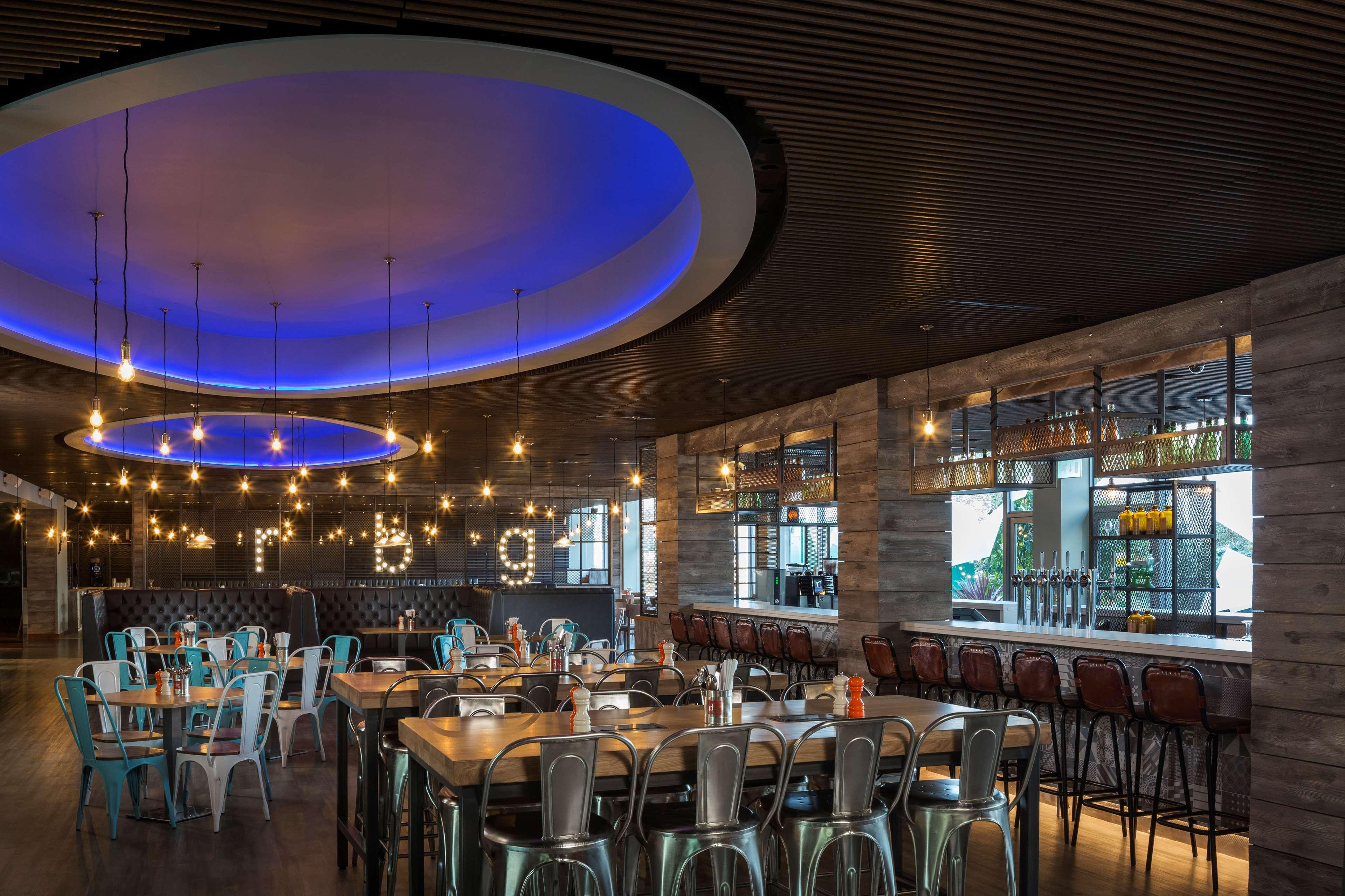 哈姆斯沃思 Radisson Red London Heathrow酒店 外观 照片 Interior of the restaurant