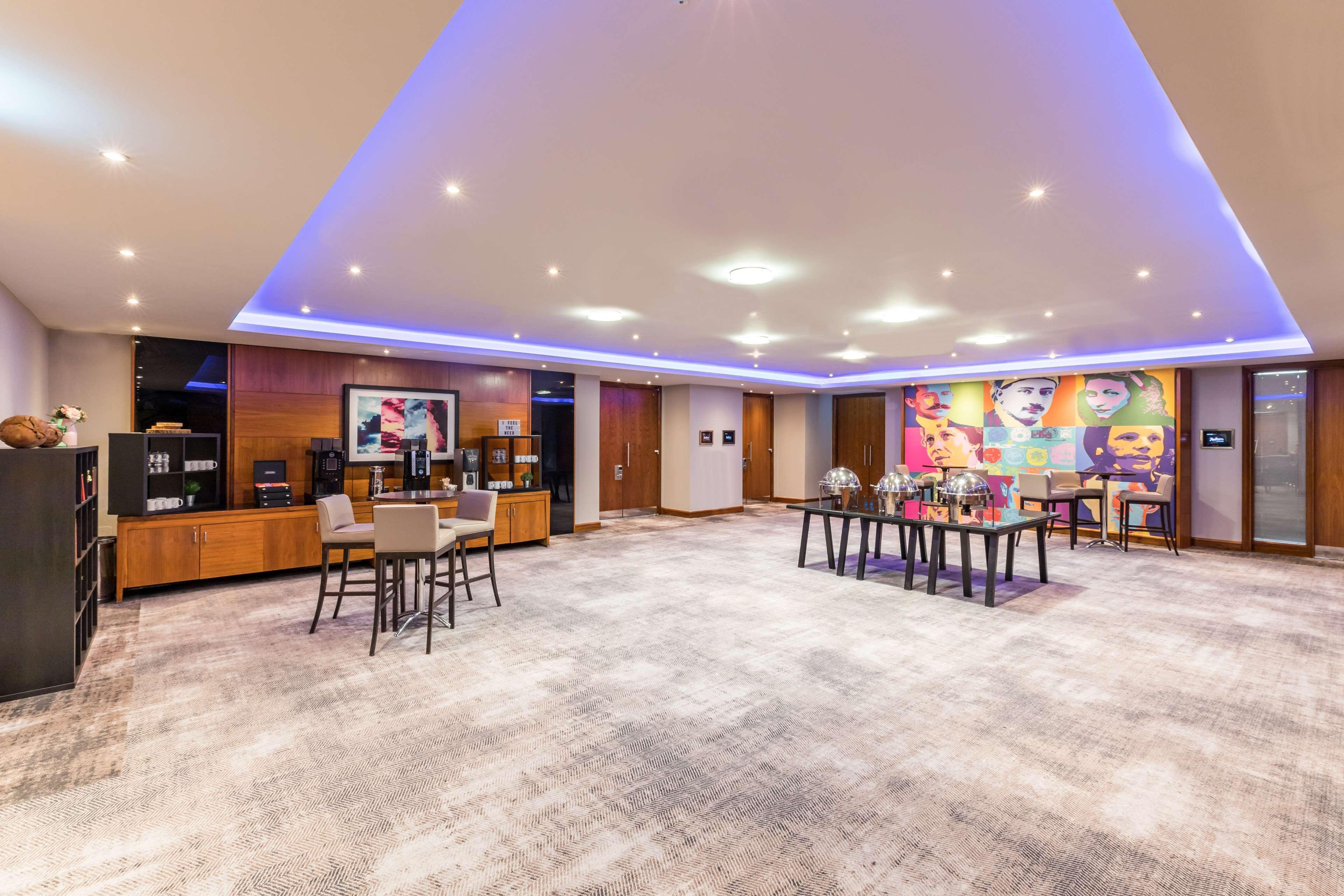 哈姆斯沃思 Radisson Red London Heathrow酒店 外观 照片 The reception area of the hotel