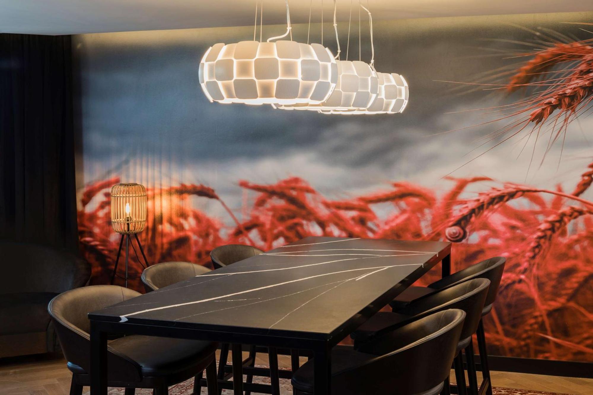 哈姆斯沃思 Radisson Red London Heathrow酒店 外观 照片 "The table is set for the meeting"