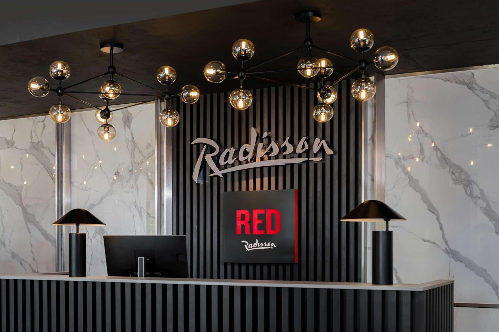 哈姆斯沃思 Radisson Red London Heathrow酒店 外观 照片 Reception desk of Radisson Red