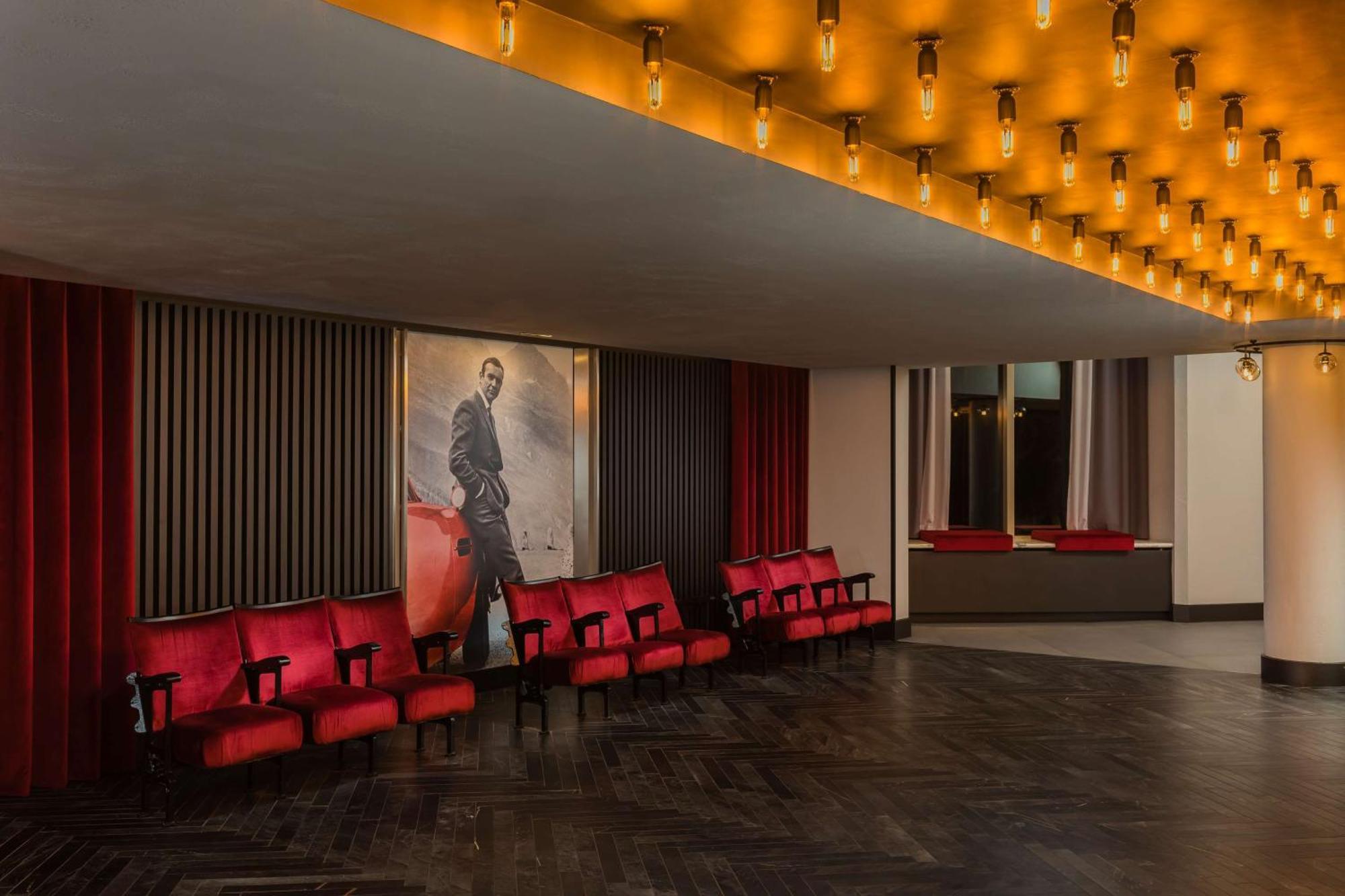 哈姆斯沃思 Radisson Red London Heathrow酒店 外观 照片 The lobby of the 2019-2020 season